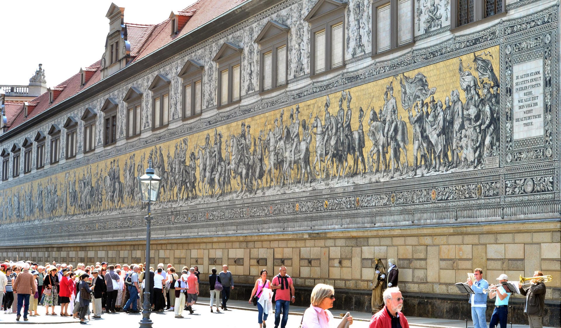 Der Fürstenzug am historischen Stallhof Beim Stadtrundgang in Dresden zählt das größte Kachelbild der Welt zum Pflichtbesuch.