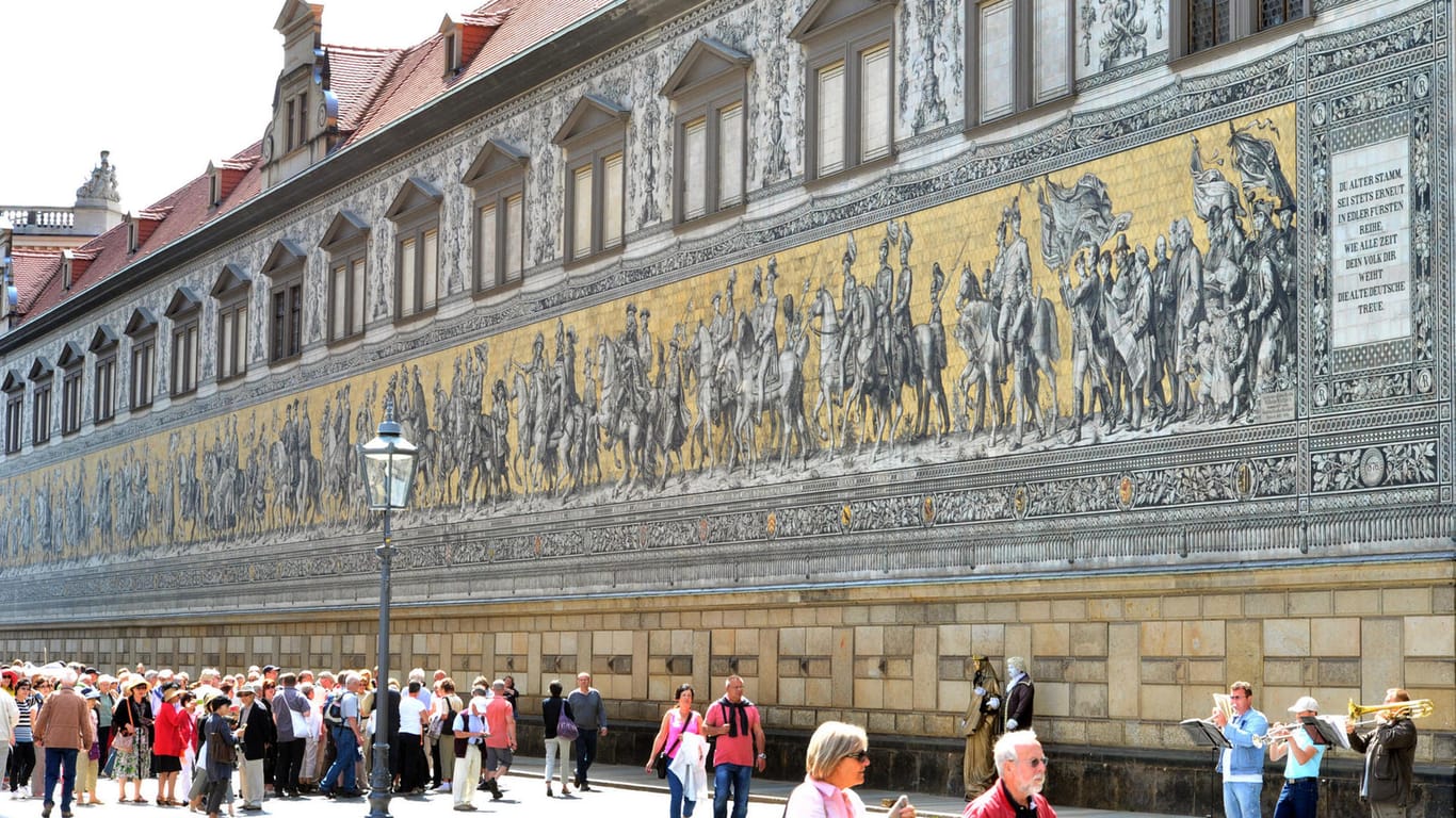 Der Fürstenzug am historischen Stallhof Beim Stadtrundgang in Dresden zählt das größte Kachelbild der Welt zum Pflichtbesuch.