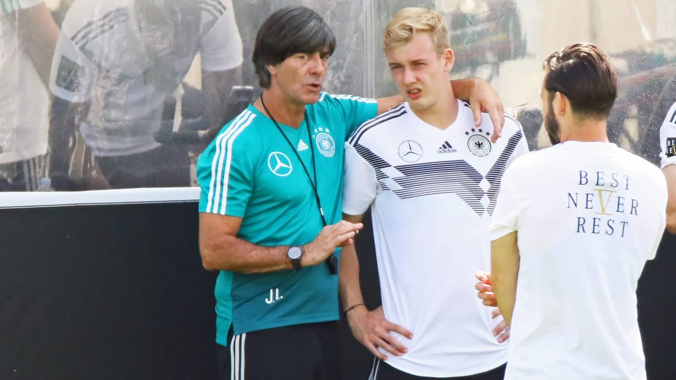 Bundestrainer Jogi Löw spricht mit Julian Brandt: Wird der Leverkusener erneut aus dem Turnier-Kader gestrichen?