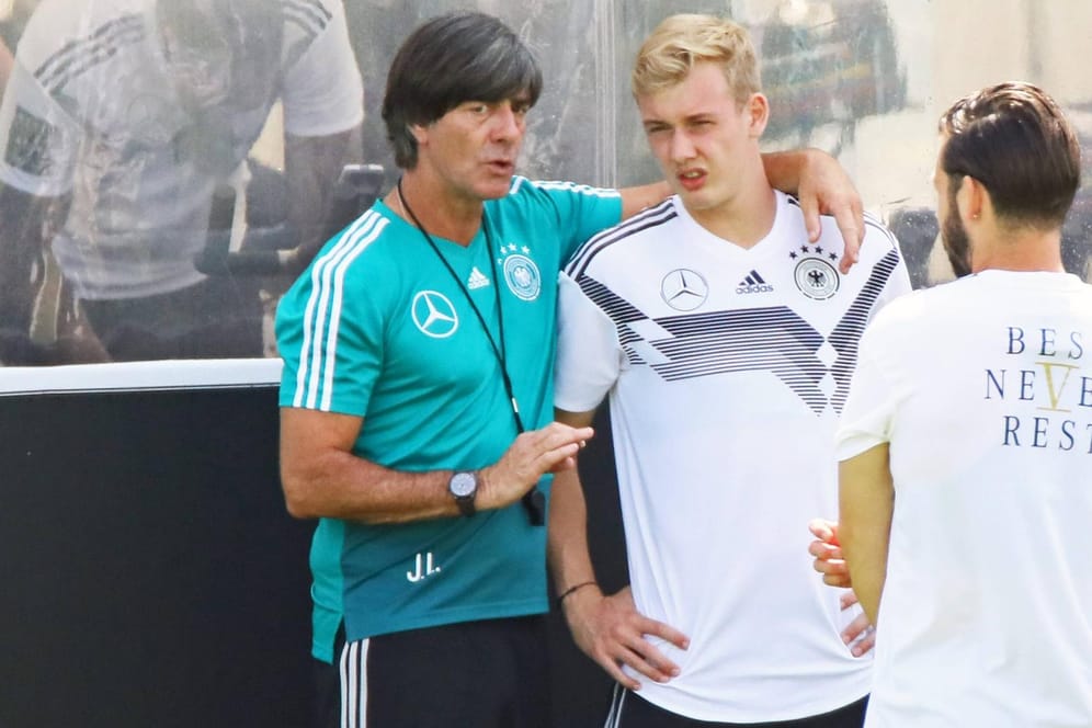 Bundestrainer Jogi Löw spricht mit Julian Brandt: Wird der Leverkusener erneut aus dem Turnier-Kader gestrichen?