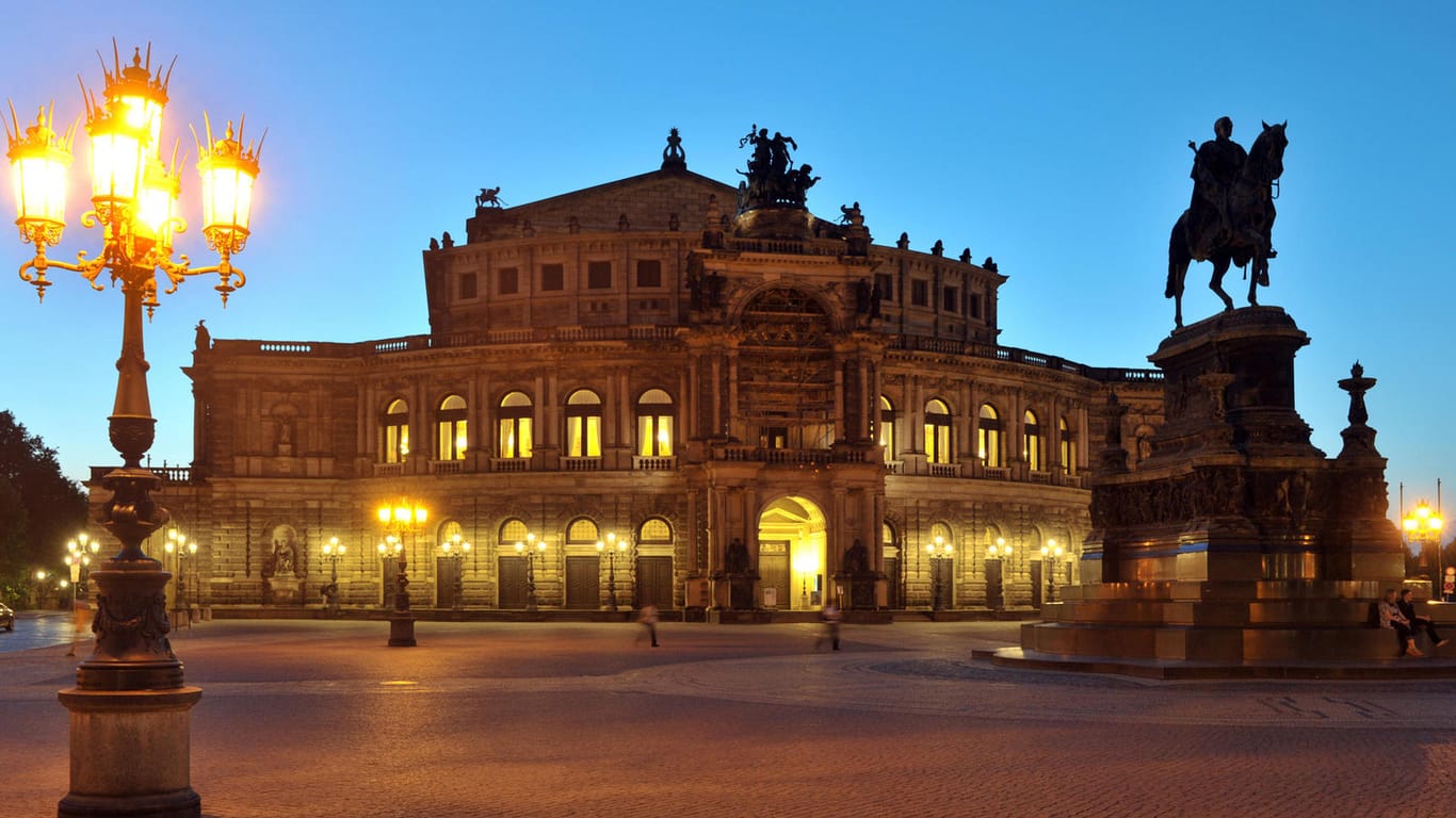 Abends vor der Semperoper, eines der bekanntesten Opernhäuser Europas.