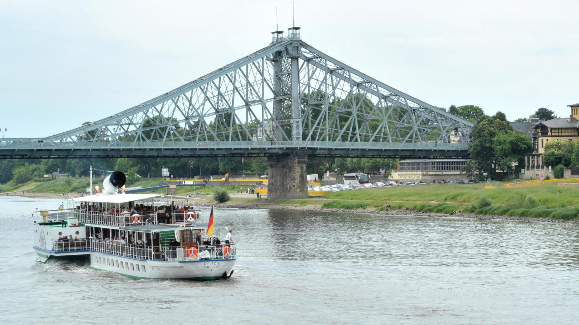 Berühmtes Wahrzeichen von Dresden: Ein Raddampfer an der Brücke "Blaues Wunder".