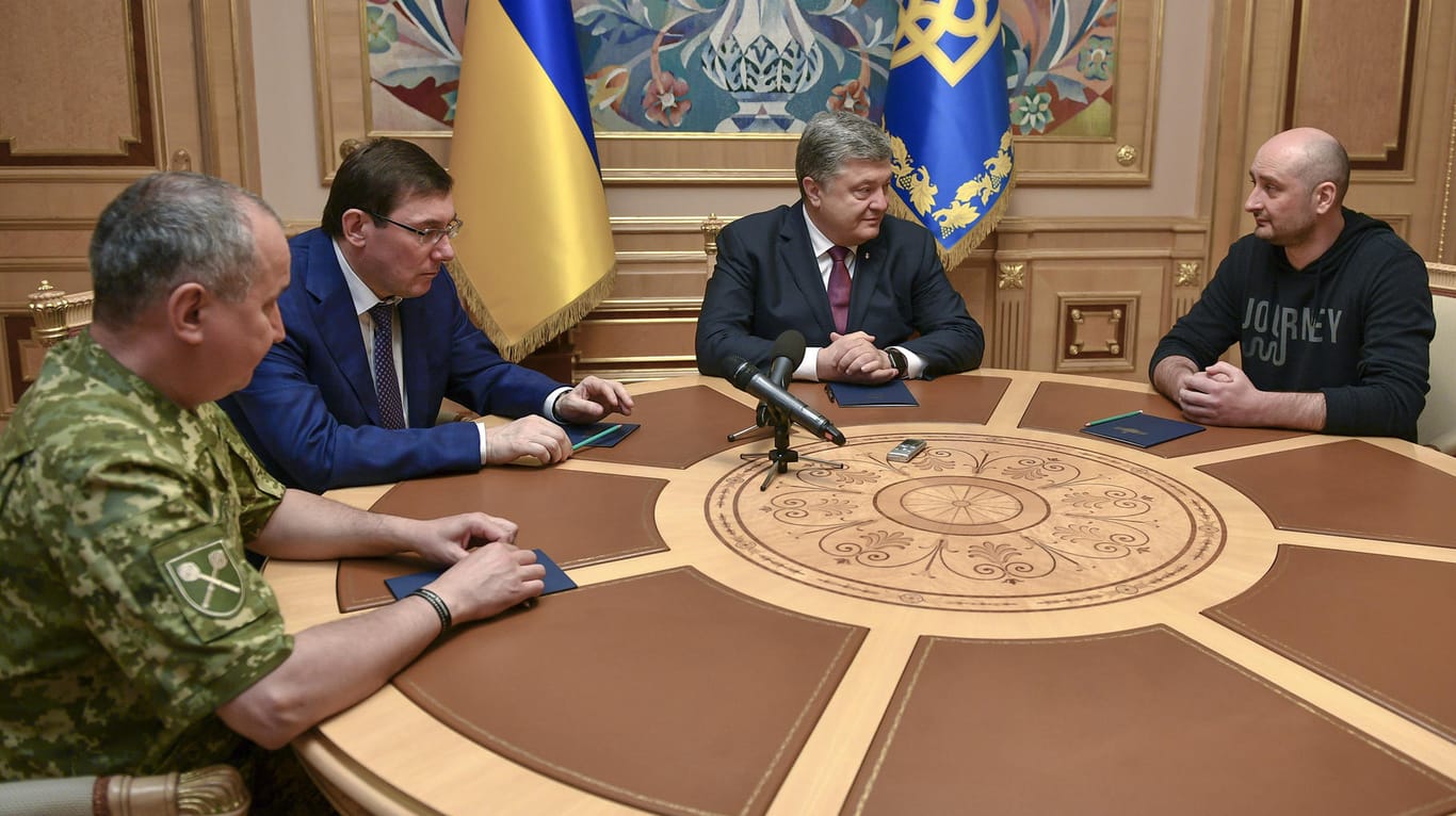 Arkadi Babtschenko sehr lebenig mit dem ukrainischen Präsidenten Petro Poroschenko: Ist die Kritik am fingierten Mord angemessen?