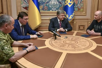 Arkadi Babtschenko sehr lebenig mit dem ukrainischen Präsidenten Petro Poroschenko: Ist die Kritik am fingierten Mord angemessen?