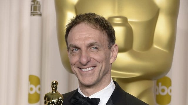 Mychael Danna mit seinem Filmmusik-Oscar für "Life of Pi: Schiffbruch mit Tiger". Mychael Danna mit seinem Filmmusik-Oscar für "Life of Pi: Schiffbruch mit Tiger".