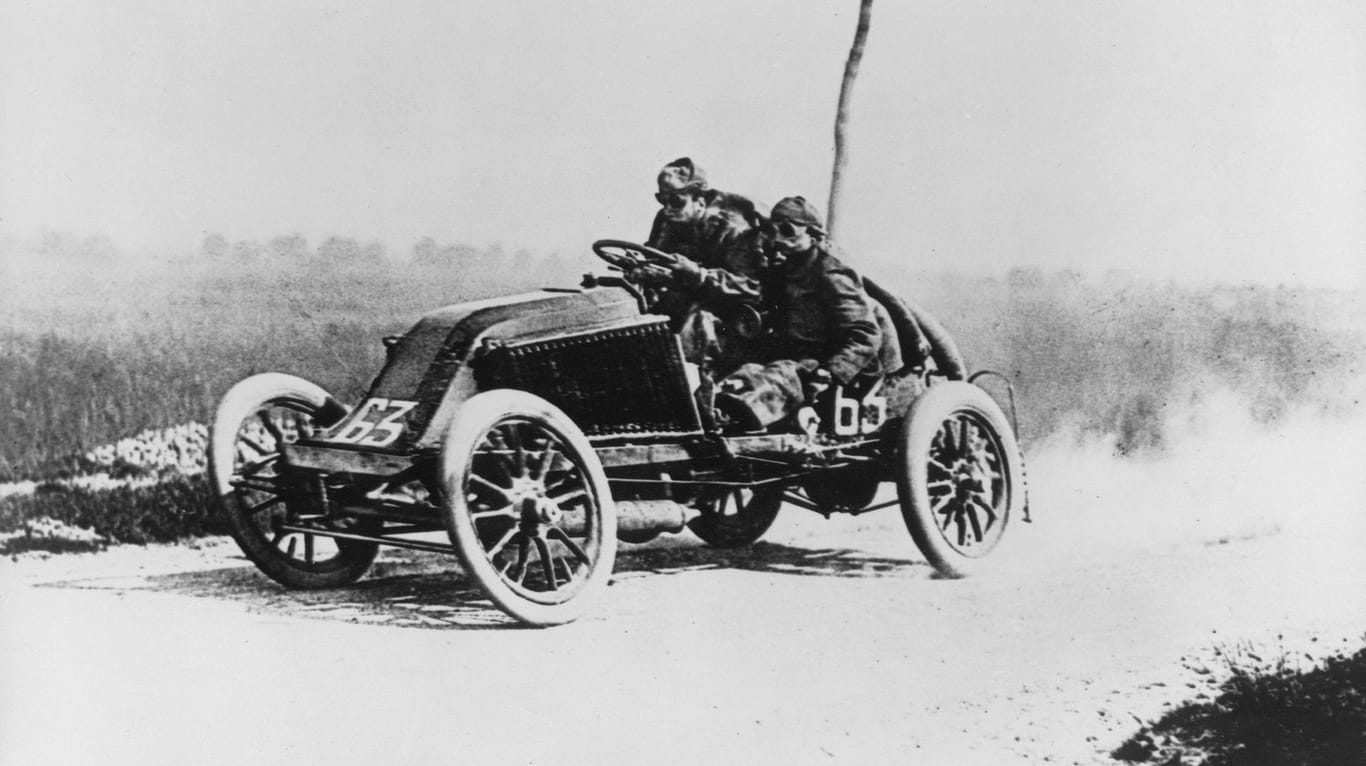 Nicht nur die Zahl der Verbote, auch die Sicherheit stieg über die Jahre: Der Rennfahrer Marcel Renault verunglückte beim Paris-Madrid-Rennen 1903.