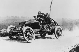 Nicht nur die Zahl der Verbote, auch die Sicherheit stieg über die Jahre: Der Rennfahrer Marcel Renault verunglückte beim Paris-Madrid-Rennen 1903.