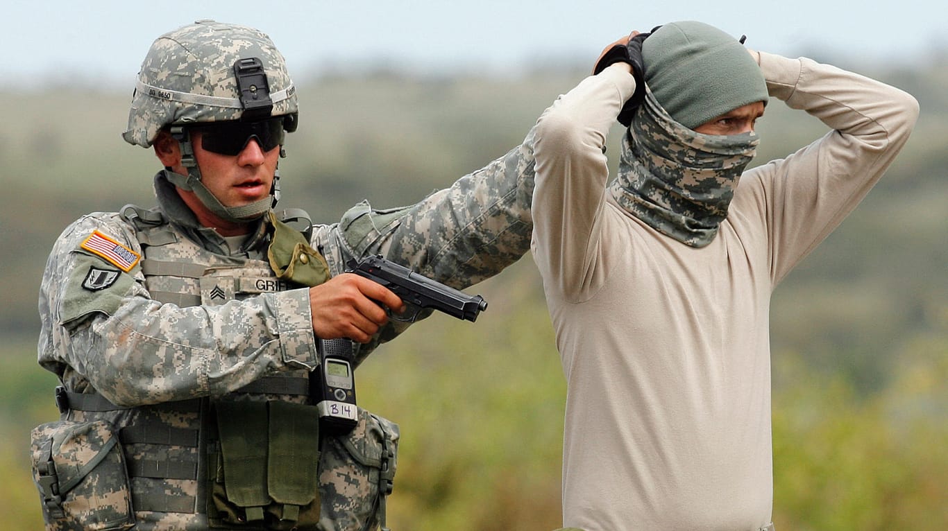 Ein US-Soldat verhaftet einen Kollegen in der Rolle eines mutmaßlichen Terroristen während einer Übung in einem rumänischen Trainingsgebiet: Rumänien und Litauen wurden nun hart bestraft. (Archivbild)