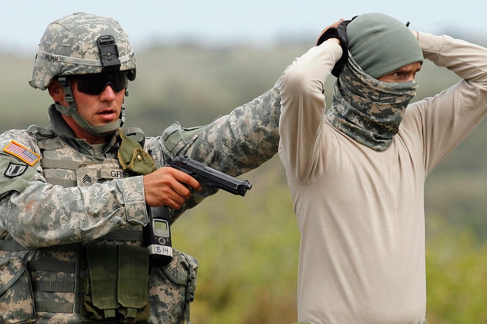 Ein US-Soldat verhaftet einen Kollegen in der Rolle eines mutmaßlichen Terroristen während einer Übung in einem rumänischen Trainingsgebiet: Rumänien und Litauen wurden nun hart bestraft. (Archivbild)