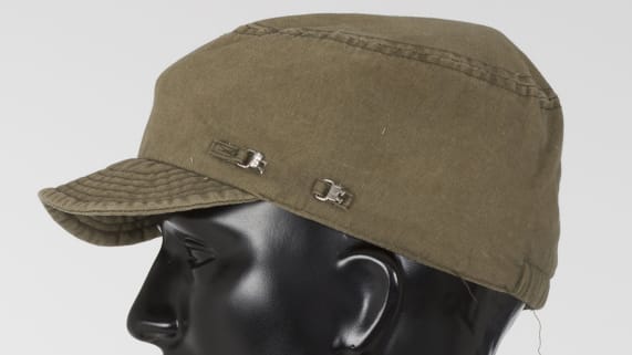 Die gefundene Mütze des mutmaßlichen Täters: Die Polizei hofft auf Hinweise aus der Bevölkerung.