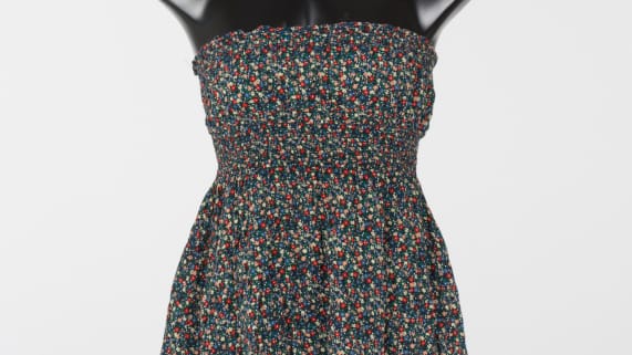 Das Kleid der getöteten Frau: Dazu trug sie womöglich Flip-Flops.