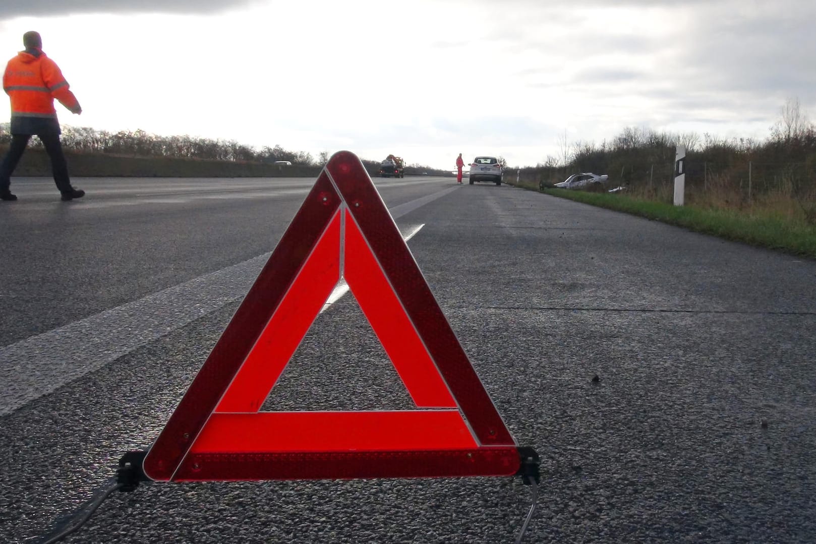 Schwerer Unfall auf der A2: Ein Wagen ging in Flammen auf – der Fahrer verbrannte. (Archivbild)