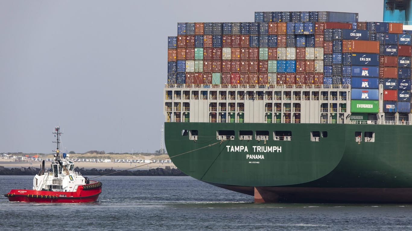 Containerschiff: Die Zeit des freien Welthandels läuft ab, meint t-online.de-Expertin Ursula Weidenfeld.