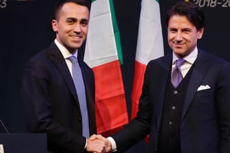 Die Politiker Giuseppe Conte und Luigi Di Maio: Lega und Fünf Sterne haben sich in Italien auf die Bildung einer Regierung geeinigt.