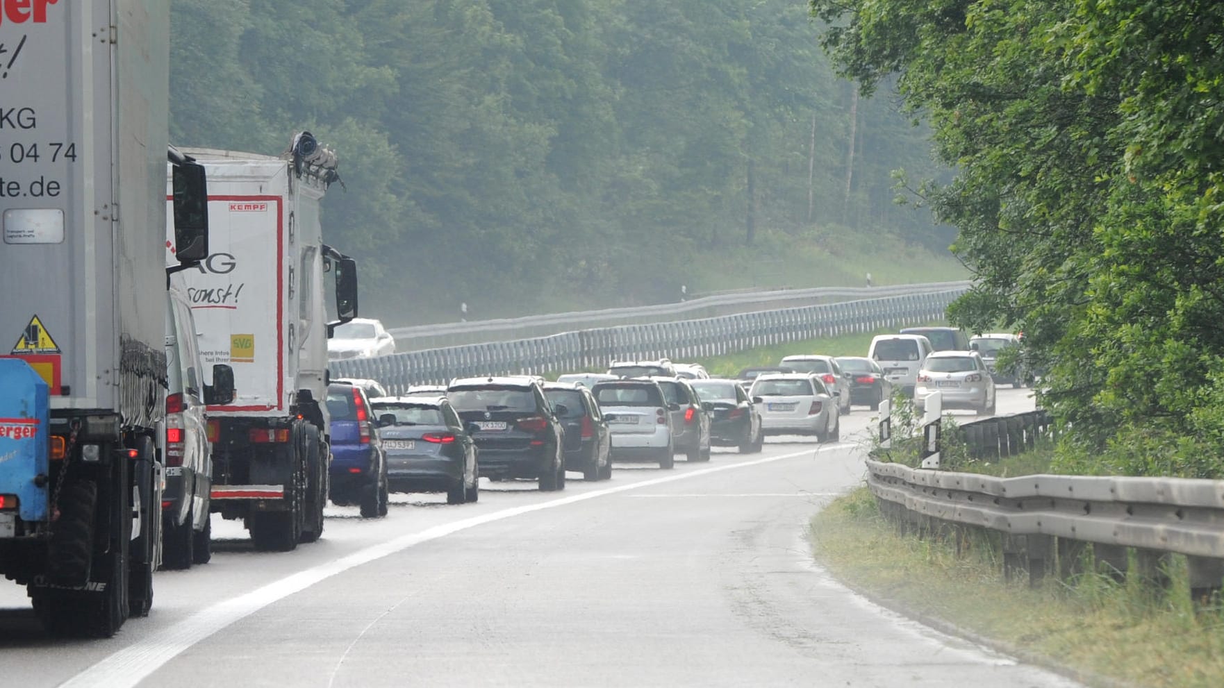 Die A95 in Bayern: Ein Reifen platzte bei 200km/h – die Insassen des Pkw blieben unverletzt. (Archivbild) Die A95 in Bayern: Ein Reifen platzte bei 200km/h – die Insassen des Pkw blieben unverletzt. (Archivbild)