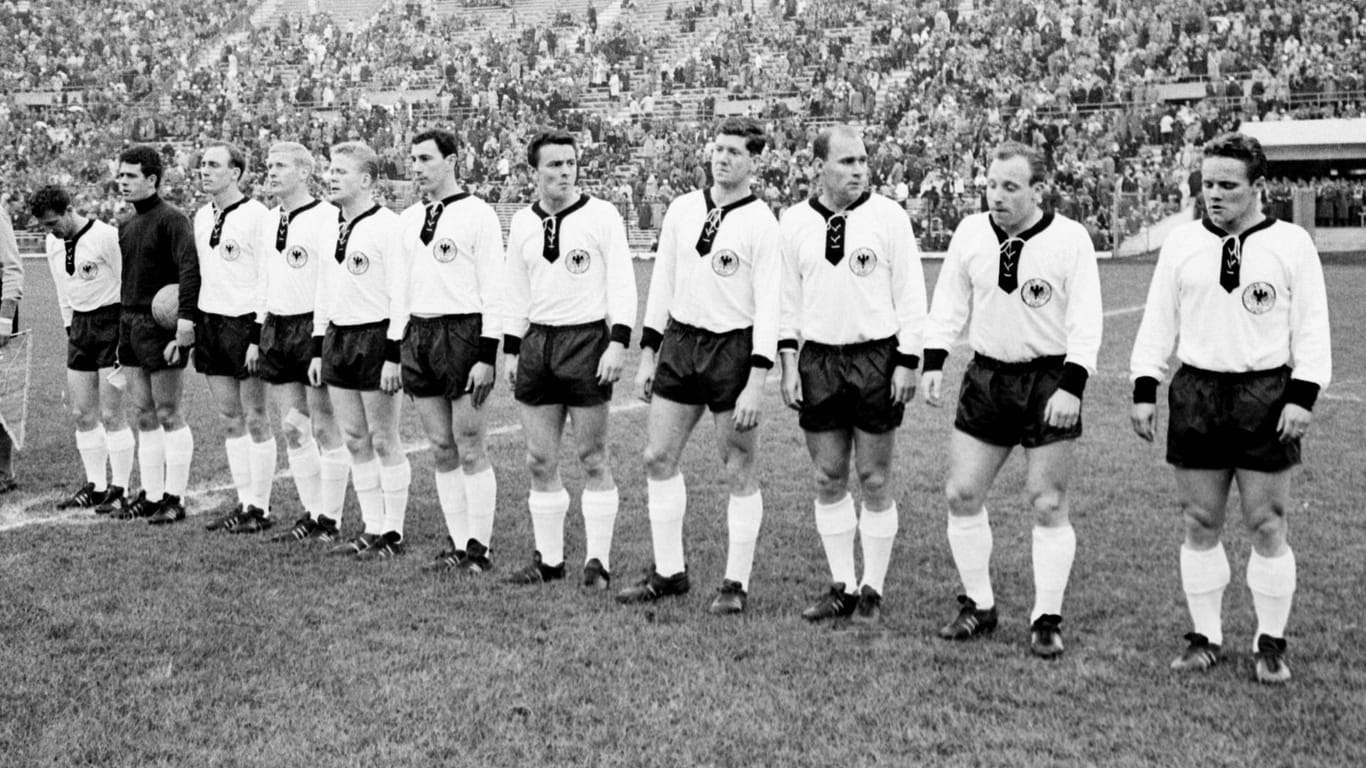 Großer Moment: Fahrian (2. v. li.) beim ersten deutschen WM-Spiel 1962 in Chile gegen Italien.