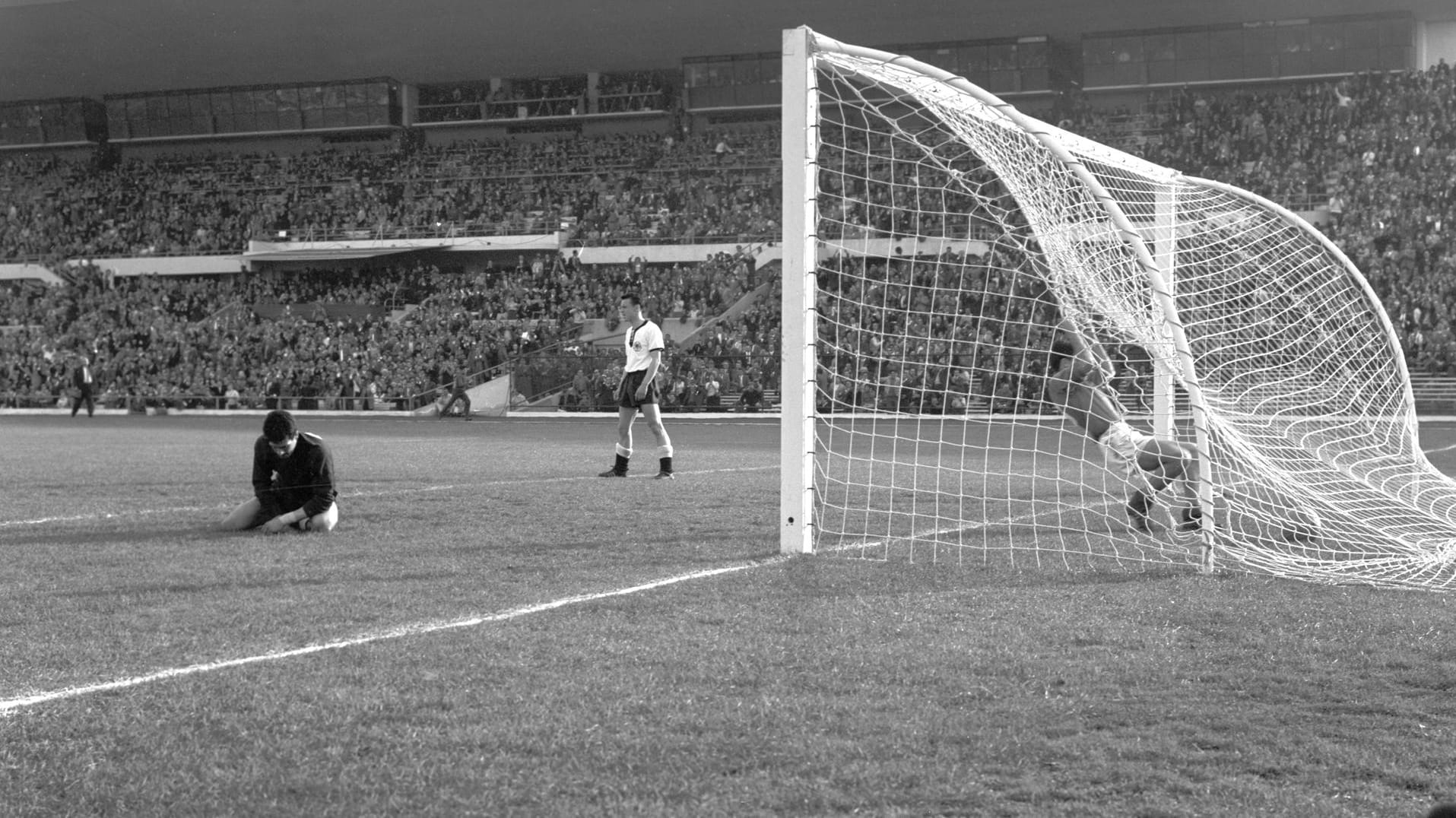 Fahrian (li.) ist geschlagen - Deutschland verlor bei der WM 0:1 gegen Jugoslawien.