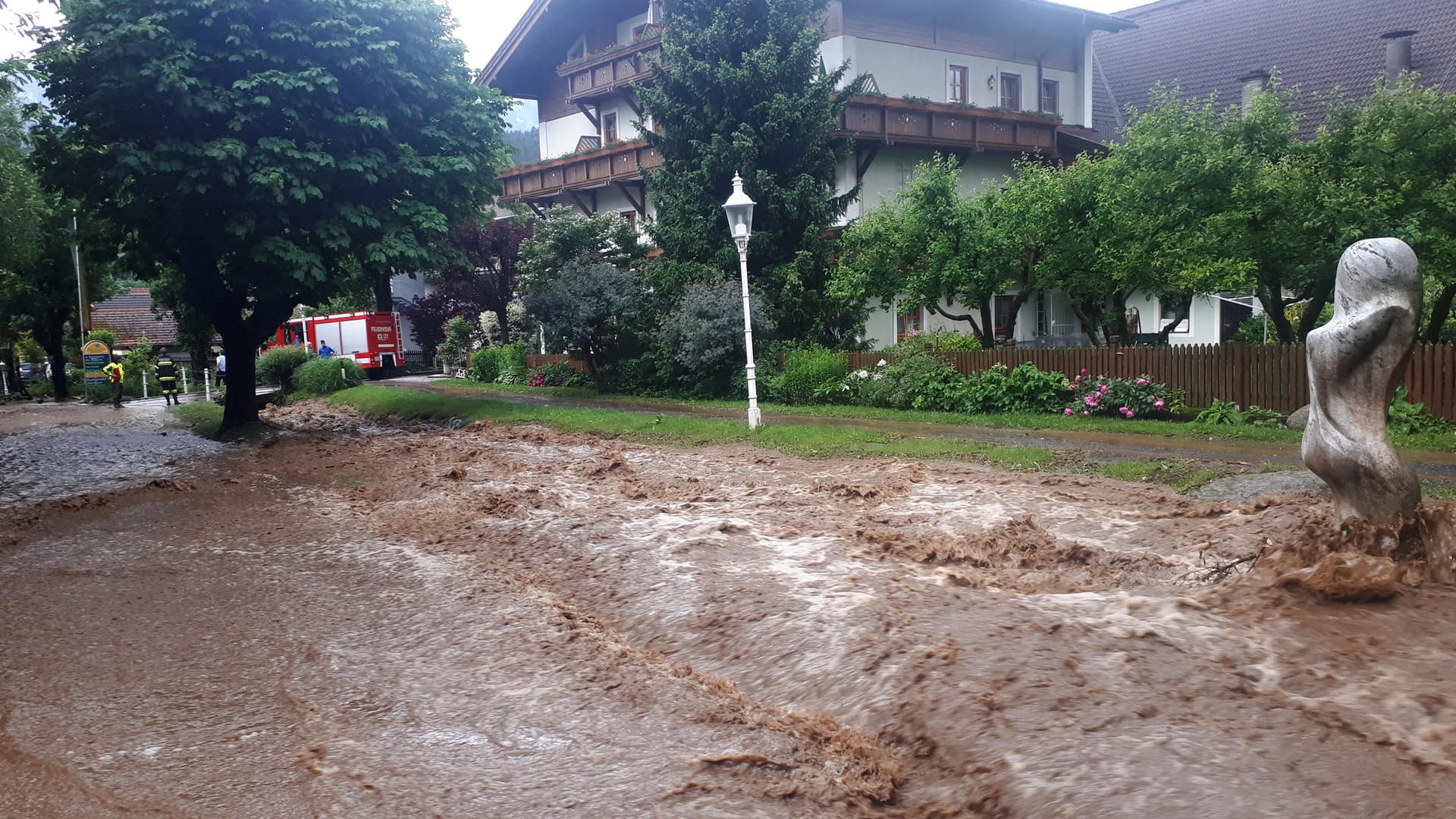 Überschwemmungen in Seeboden in Kärnten: Auch in Österreich gibt es derzeit immer wieder Unwetter. Überschwemmungen in Seeboden in Kärnten: Auch in Österreich gibt es derzeit immer wieder Unwetter.