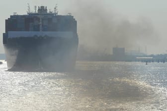 Dicke Luft: Ein Containerschiff auf der Elbe in Hamburg.
