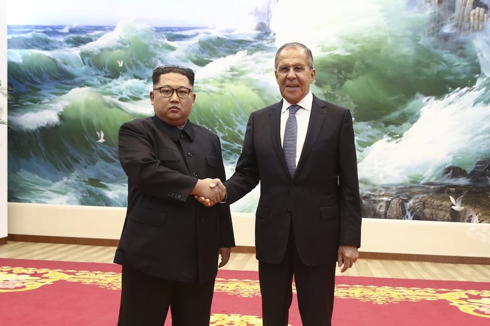 Nordkoreas Machthaber Kim Jong Un (l) begrüßt Russlands Außenminister Sergej Lawrow in Pjöngjang.