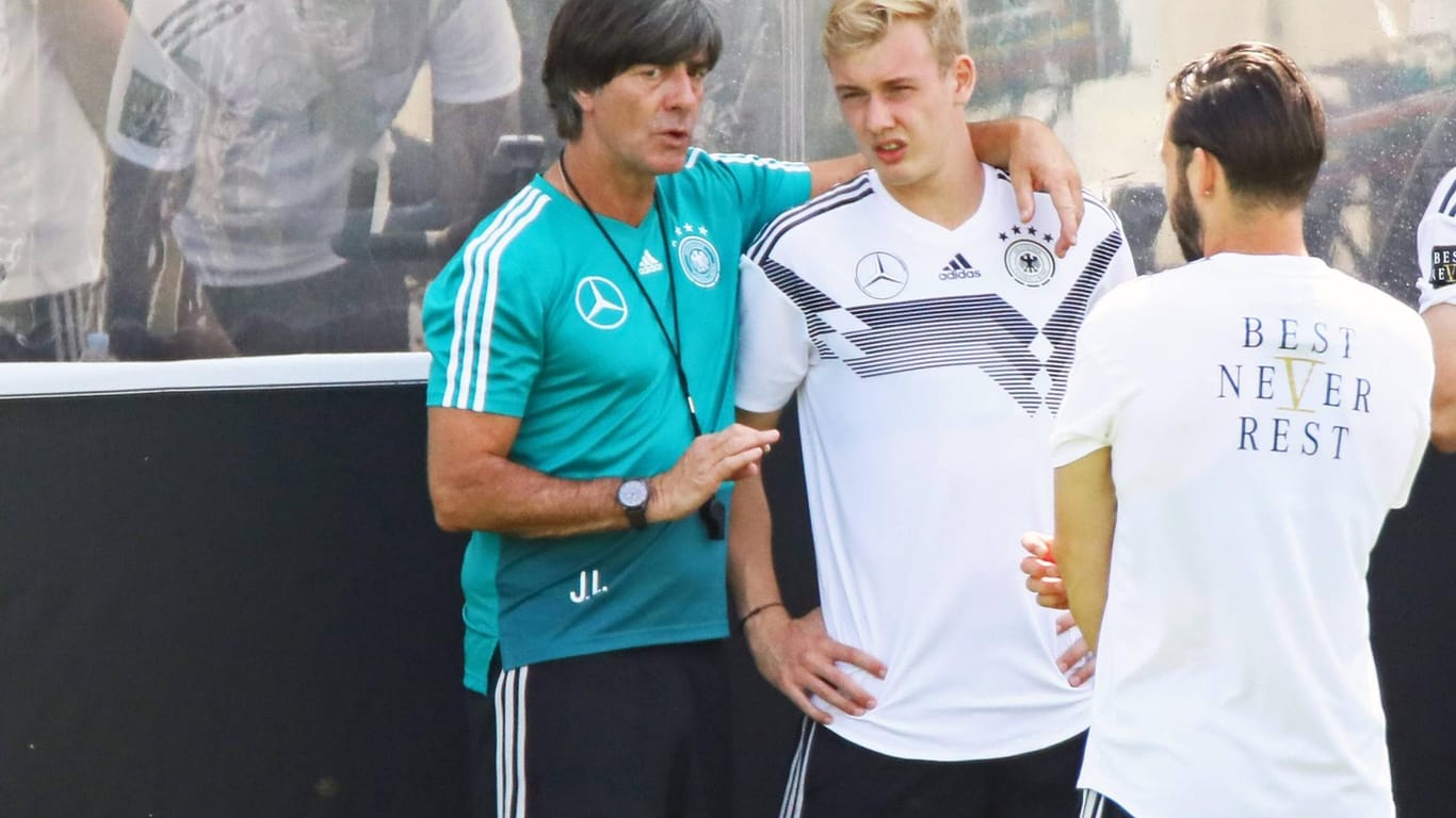 Bundestrainer Joachim Loew Deutschland Germany im vertraulichen Gespräch mit Julian Brandt Deutsc
