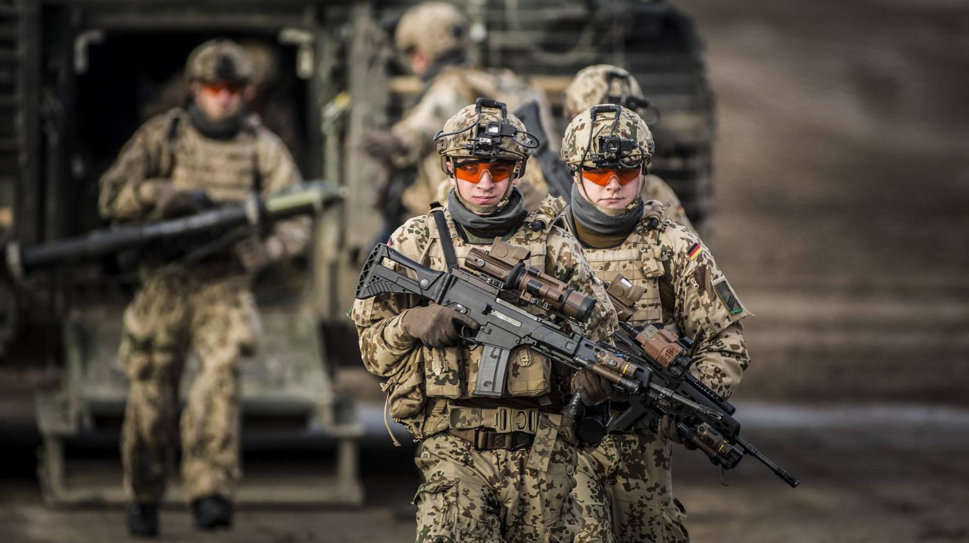 Bundeswehrsoldaten: Angesichts der aggressiven Außenpolitik Russlands rüstet die NATO auf. Bundeswehrsoldaten: Angesichts der aggressiven Außenpolitik Russlands rüstet die NATO auf.