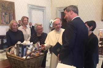 Papst Franziskus begrüßt Markus Söder im Vatikan.