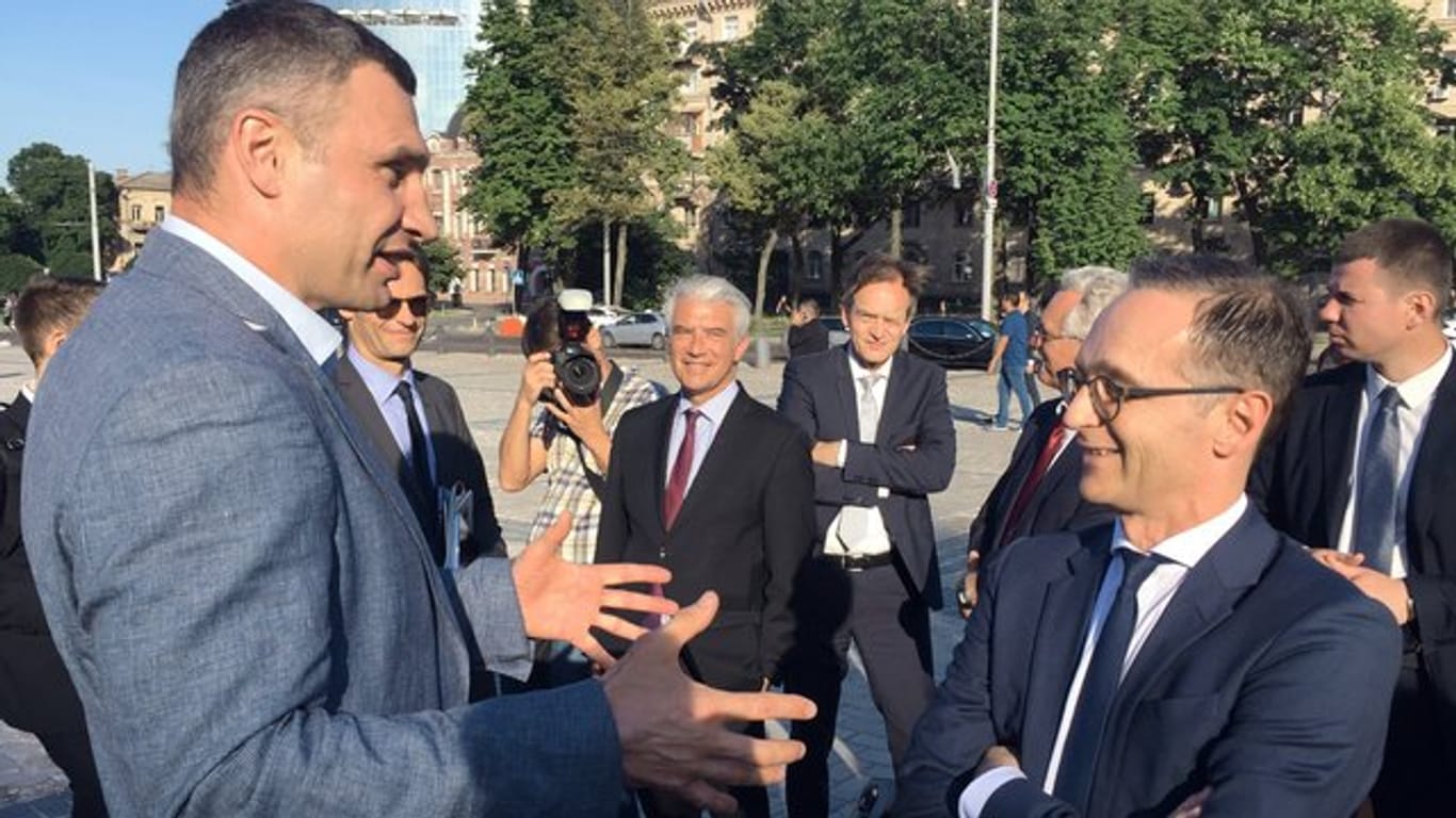 Bundesaußenminister Heiko Maas spricht in Kiew mit dem Bürgermeister der ukrainischen Hauptstadt, Vitali Klitschko.