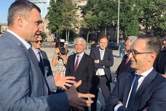 Bundesaußenminister Heiko Maas spricht in Kiew mit dem Bürgermeister der ukrainischen Hauptstadt, Vitali Klitschko.