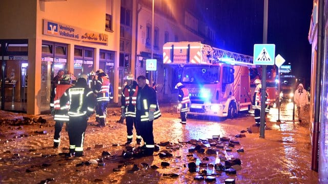 "Wir haben wegschwimmende Autos und unterspülte Straßen.