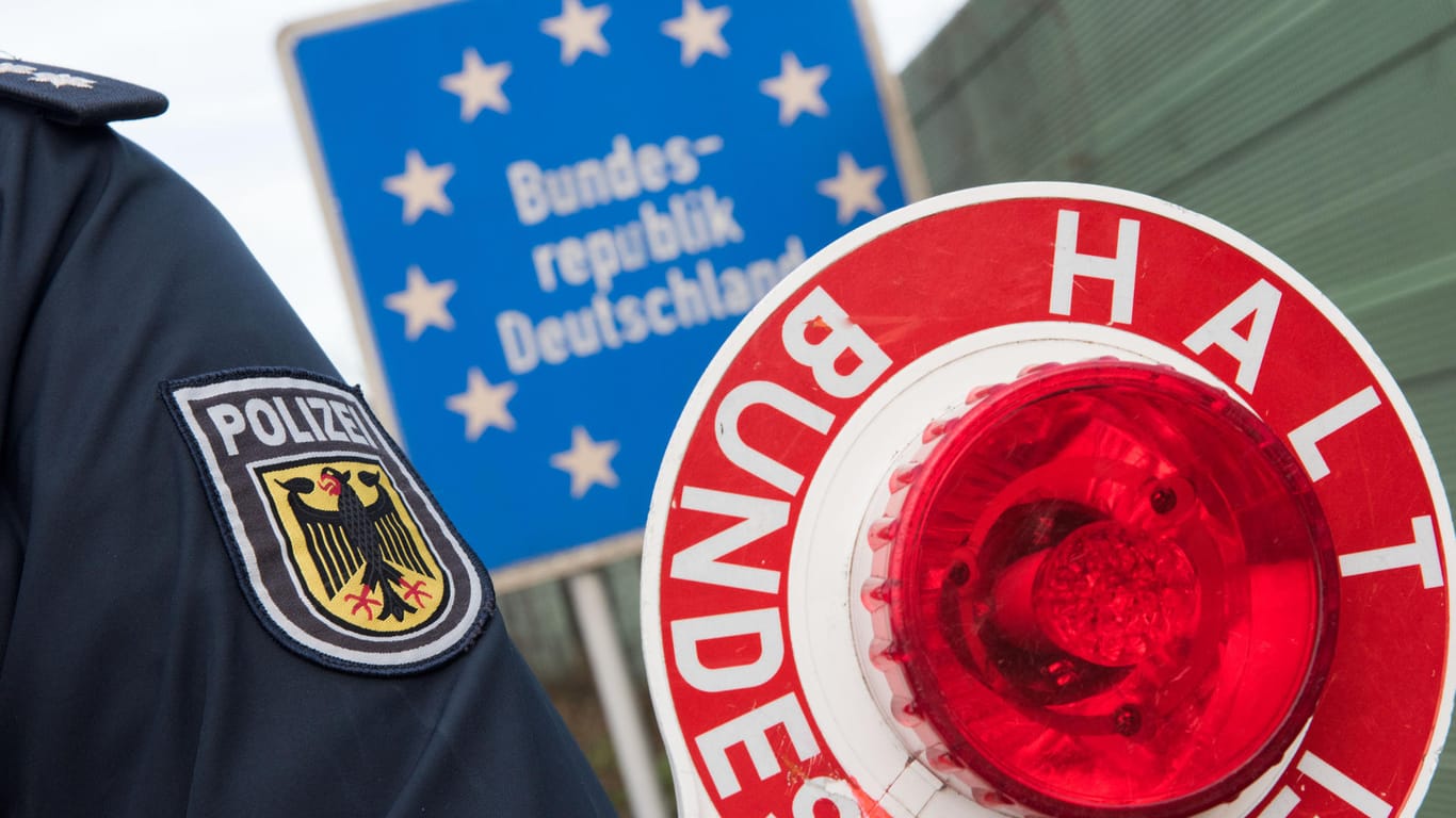 Ein Bundespolizist an einer Grenzkontrollstelle: Im letzten Jahr nahm die Zahl unerlaubter Einreisen weiter ab. (Archivbild)