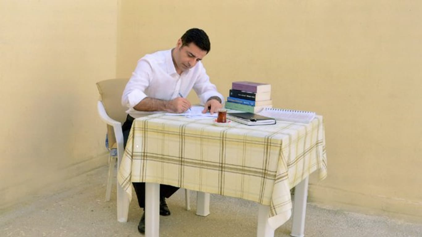 Selahattin Demirtas, Präsidentschaftskandidat der HDP, in seiner Zelle im türkischen Edirne.