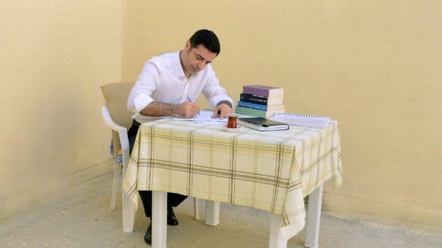 Selahattin Demirtas, Präsidentschaftskandidat der HDP, in seiner Zelle im türkischen Edirne.