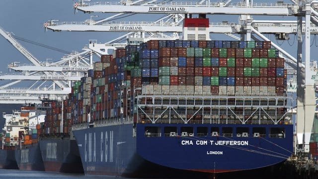 Hafen in Oakland: Unternehmen aus den EU-Ländern müssen künftig Strafzölle auf Exporte von Stahl und Aluminium in die USA zahlen. Hafen in Oakland: Unternehmen aus den EU-Ländern müssen künftig Strafzölle auf Exporte von Stahl und Aluminium in die USA zahlen.