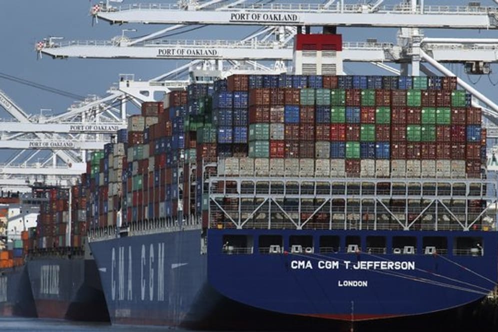 Hafen in Oakland: Unternehmen aus den EU-Ländern müssen künftig Strafzölle auf Exporte von Stahl und Aluminium in die USA zahlen.