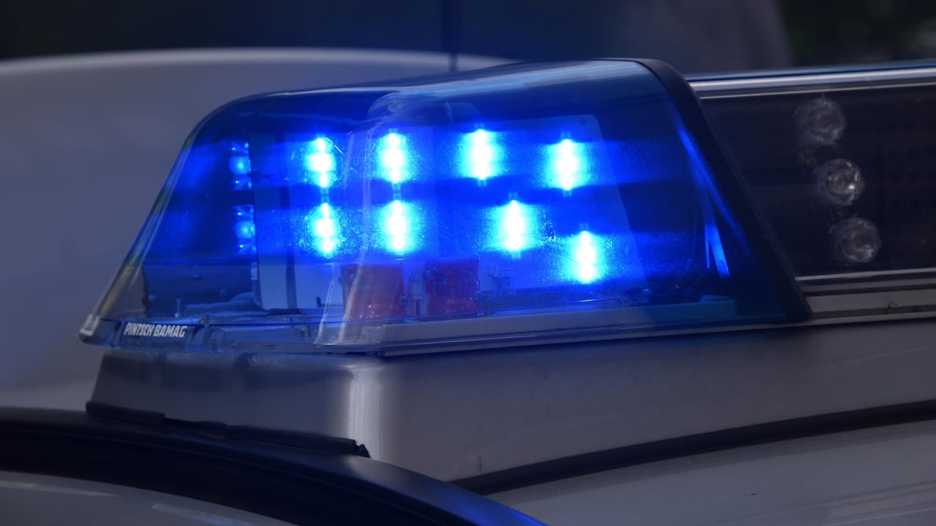 Blaulicht eines Polizeiwagens: In Neustrelitz sorgte ein nackter Randalierer für Aufruhr. (Symbolbild)