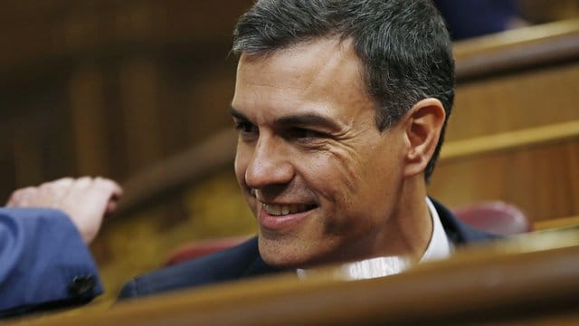 Pedro Sánchez ist zum Regierungschef aufgestiegen, obwohl seine Partei nur über 84 Sitze verfügt. Pedro Sánchez ist zum Regierungschef aufgestiegen, obwohl seine Partei nur über 84 Sitze verfügt.