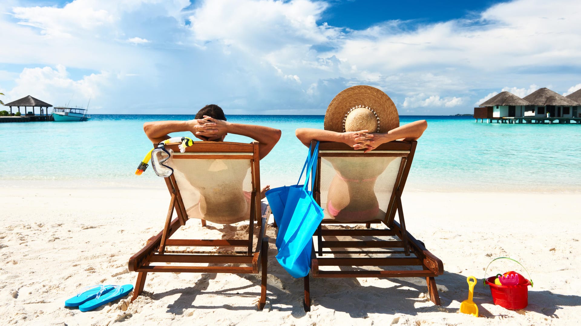 Ein Paar am Strand: Beim Urlaub am Strand tritt schnell ein Gewöhnungseffekt ein.