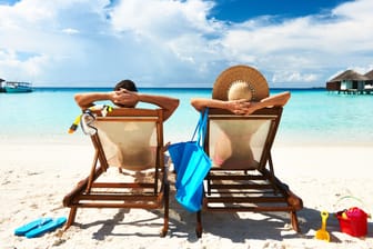 Ein Paar am Strand: Beim Urlaub am Strand tritt schnell ein Gewöhnungseffekt ein.