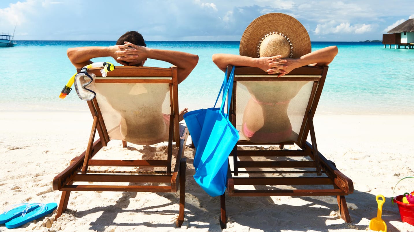 Ein Paar am Strand: Beim Urlaub am Strand tritt schnell ein Gewöhnungseffekt ein.