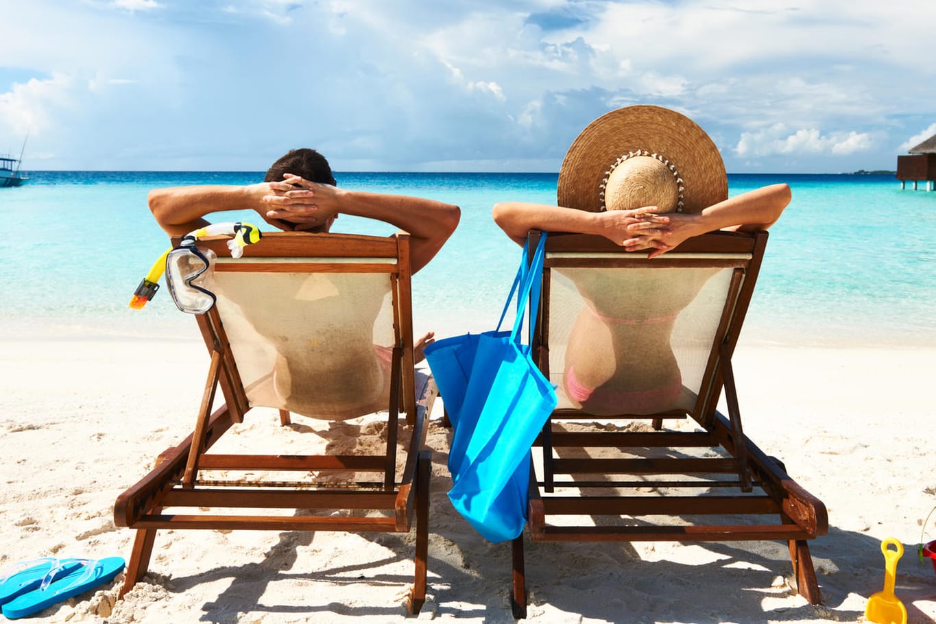 Ein Paar am Strand: Beim Urlaub am Strand tritt schnell ein Gewöhnungseffekt ein.