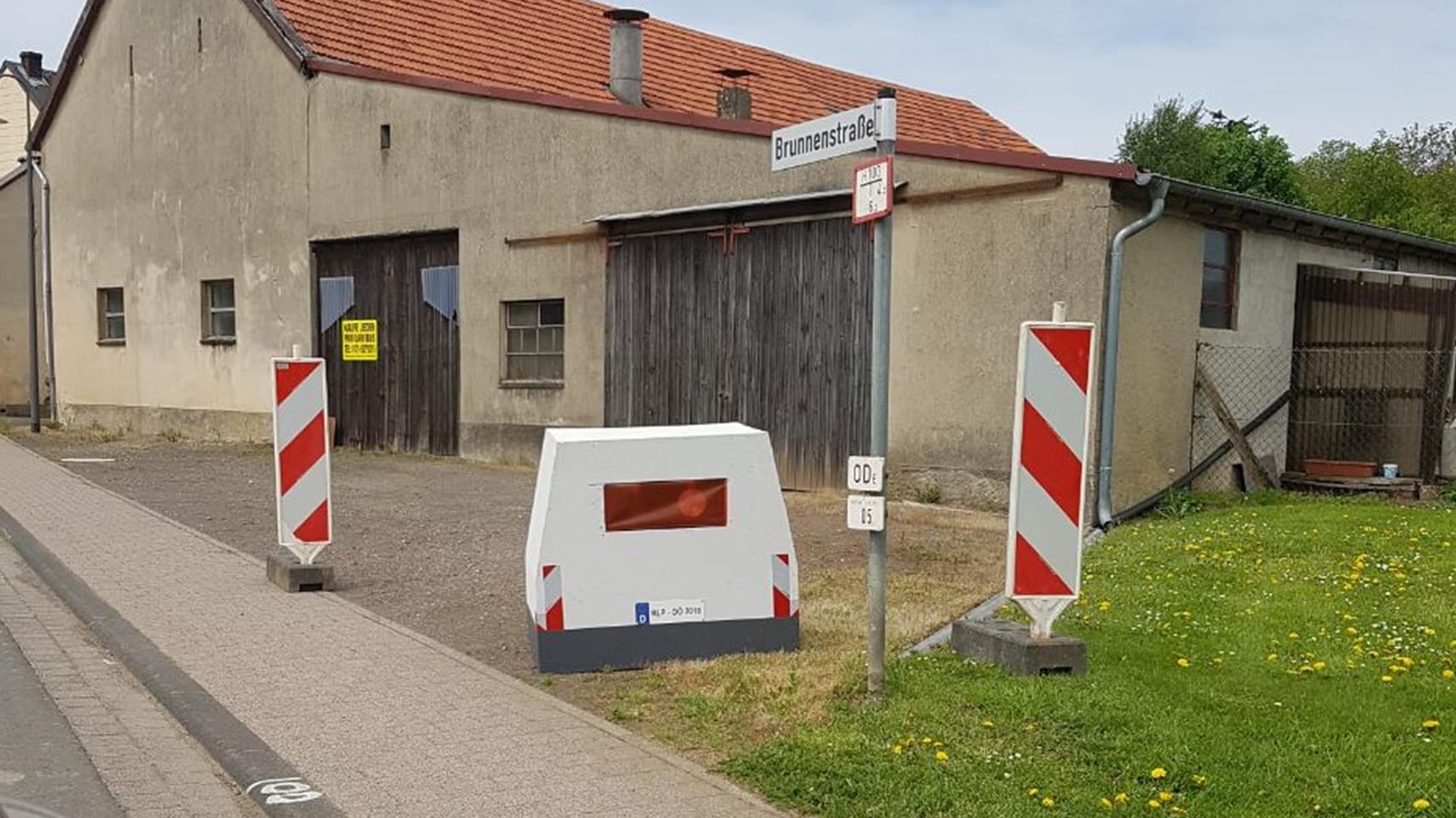 Eine täuschend echte Blitzer-Attrappe steht in der Einfahrt eines Hauses: Das ist erlaubt, schreibt die Polizei auf Facebook – nur blitzen darf die Nachbildung nicht. Eine täuschend echte Blitzer-Attrappe steht in der Einfahrt eines Hauses: Das ist erlaubt, schreibt die Polizei auf Facebook – nur blitzen darf die Nachbildung nicht.