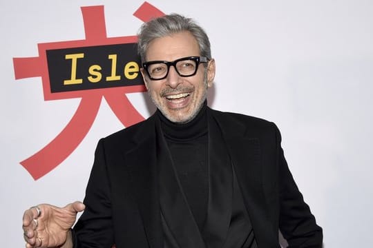 Jeff Goldblum wird mit einer Sternenplakette geehrt.