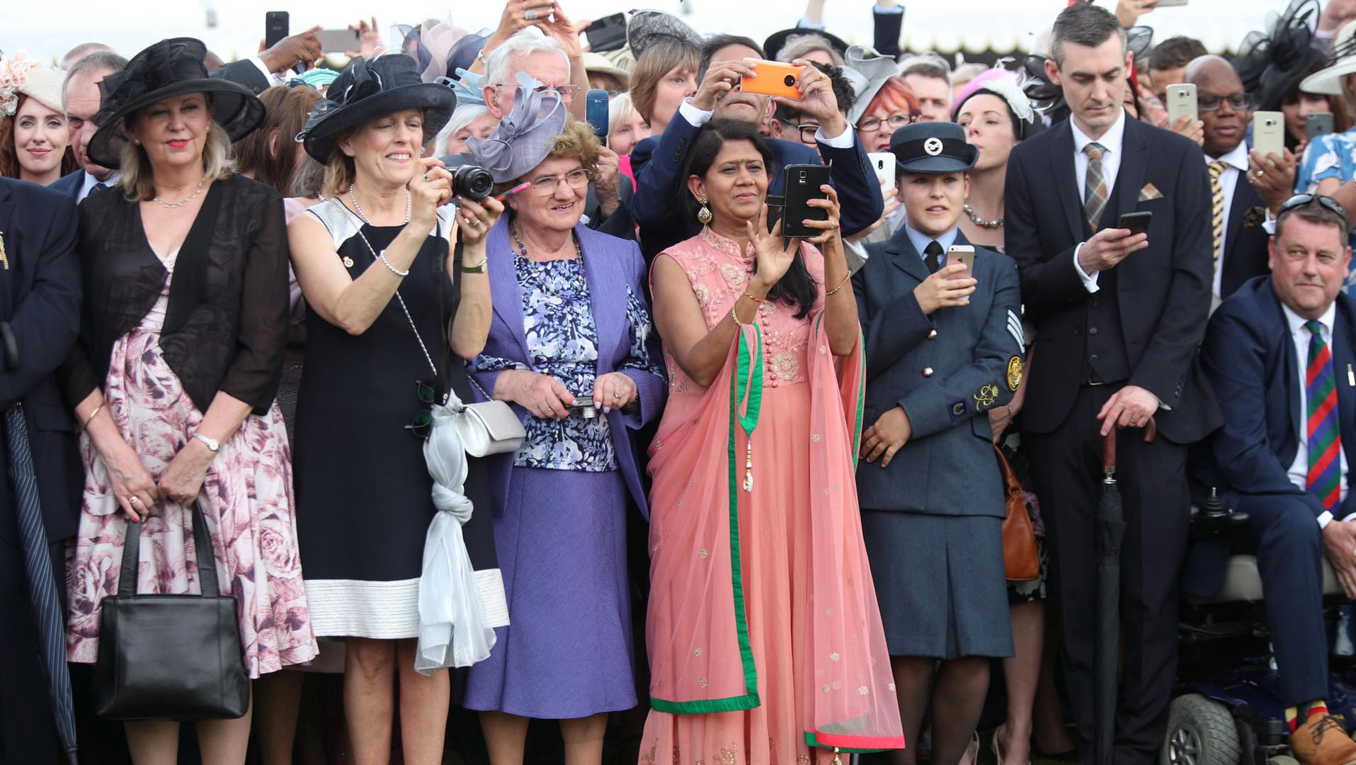 Die Gäste der Gartenparty: Alle wollten ein Selfie mit der Queen.