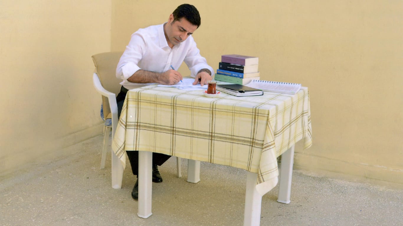 Selahattin Demirtaş sitzt in seiner Zelle im Gefängnis: Der Präsidentschaftskandidat der oppositionellen pro-kurdischen Partei HDP hofft darauf, beim zweiten Wahlgang dabei zu sein.