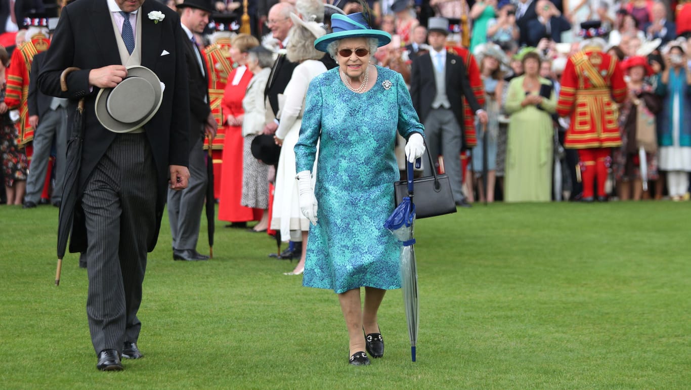 Mit Schirm, Charme und Sonnenbrille: Die Queen hat Stil.