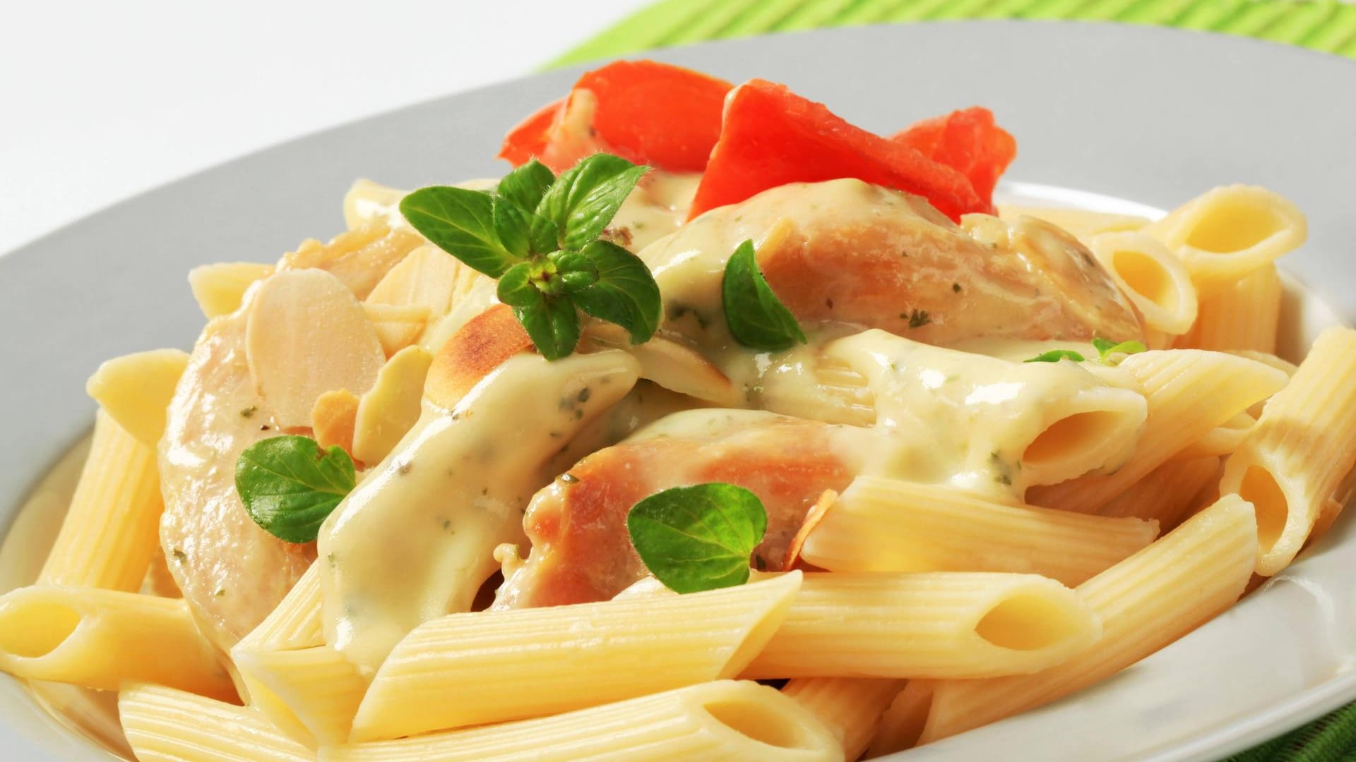 Mittagsgericht: Der Klassiker Nudeln wird mit Geflügelfleisch aufgepeppt.