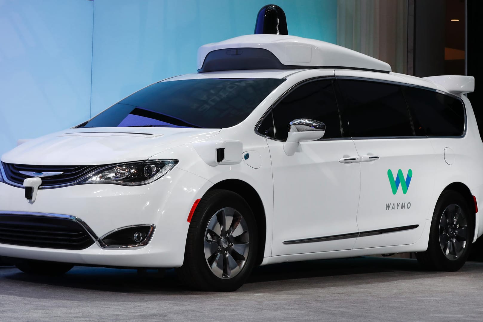 Ein Minivan des Modells Chrysler Pacifica: Das Tempo im Wettkampf um die Entwicklung von autonomen Fahrzeugen nimmt zu.