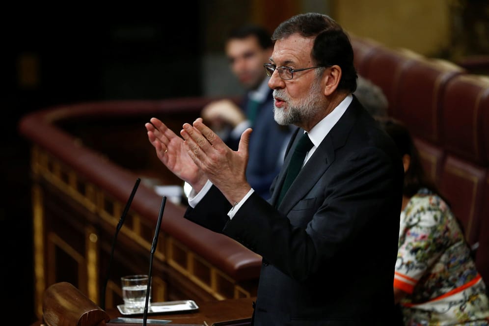 Spaniens Premierminister Mariano Rajoy spricht vor dem Parlament in Madrid.