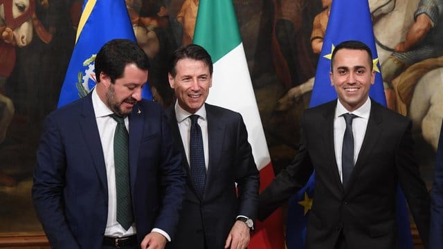 Giuseppe Conte ist Regierungschef, doch den Ton geben seine Vizes an: Fünf-Sterne-Chef Luigi Di Maio (r), nun Arbeitsminister, und der Lega-Vorsitzende Matteo Salvini (l), neuer Innenminister. Giuseppe Conte ist Regierungschef, doch den Ton geben seine Vizes an: Fünf-Sterne-Chef Luigi Di Maio (r), nun Arbeitsminister, und der Lega-Vorsitzende Matteo Salvini (l), neuer Innenminister.